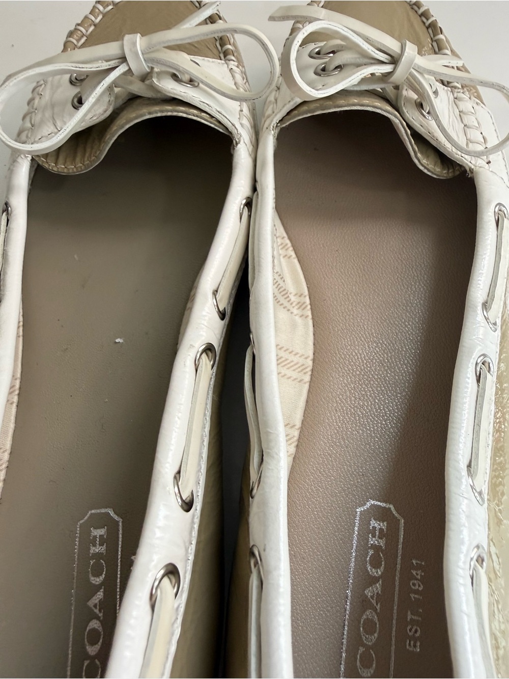 Coach Percy moccasins size 6 Two-Tone Cream & Tan Patent Leather Bow Moccasins - Picture 4 of 7